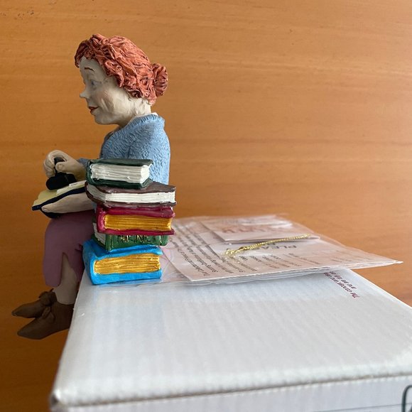 Lady keeper of the library shelf sitter - Picture 4 of 4